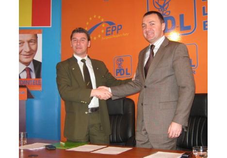 PDL-istul Dacian Vasile Iova (foto stânga) a fost înlocuit din funcţia de şef al ITRSV Oradea cu PNL-istul Daniel Ionuţ Coraş